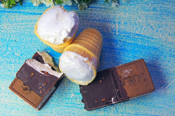 Cones de sorvete e briquete de chocolate — Fotografia de Stock