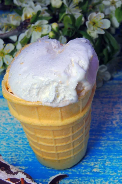 Ice cream cones and chocolate briquette — Stock Photo, Image