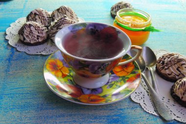 sıcak çay ve bisküvi beze