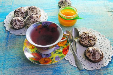 sıcak çay ve bisküvi beze