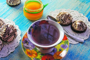 sıcak çay ve bisküvi beze