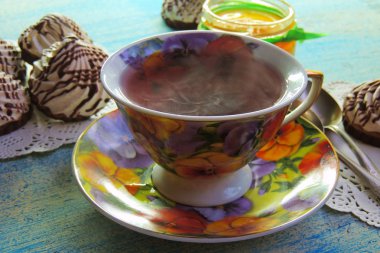 sıcak çay ve bisküvi beze