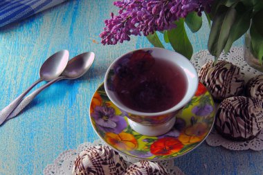 sıcak çay ve bisküvi beze