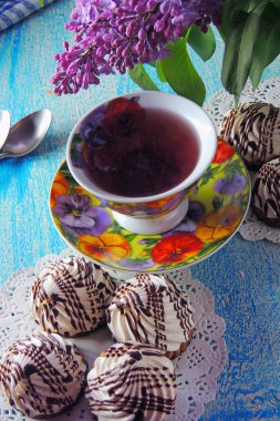 sıcak çay ve bisküvi beze