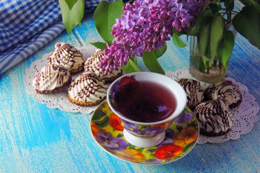 sıcak çay ve bisküvi beze