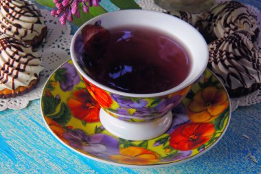 sıcak çay ve bisküvi beze