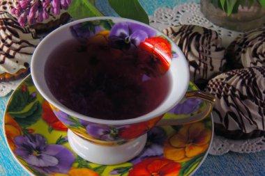 sıcak çay ve bisküvi beze