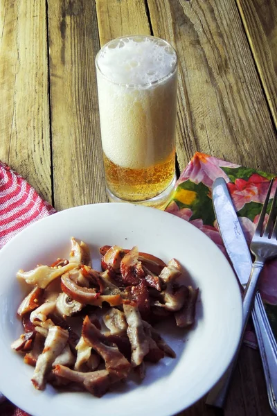 Orelhas de porco fumadas. Cerveja — Fotografia de Stock