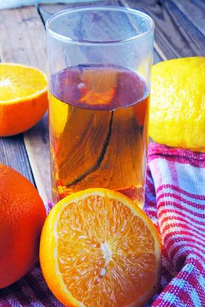 Orangen- und Orangensaft — Stockfoto