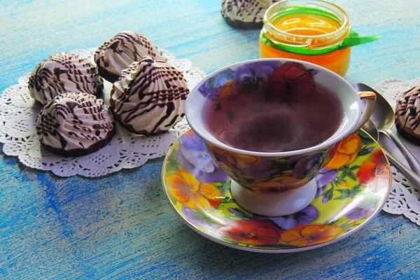 Hot tea and biscuits MERINGUE — Stock Photo, Image