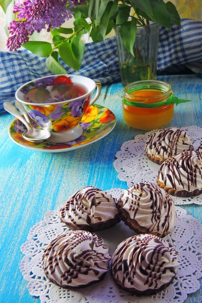 Chá quente e biscoitos MERINGUE — Fotografia de Stock