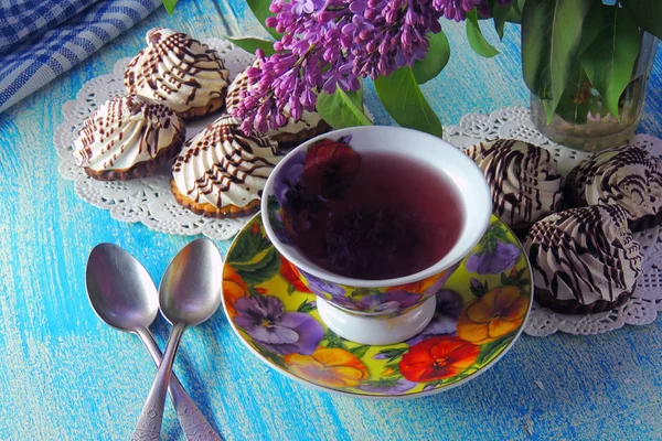 Hot tea and biscuits MERINGUE — Stock Photo, Image