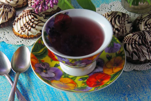 Гарячий чай і печиво MERINGUE — стокове фото