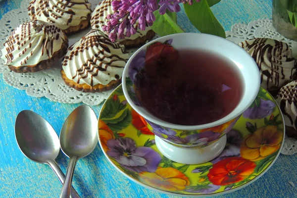 Hot tea and biscuits MERINGUE — Stock Photo, Image