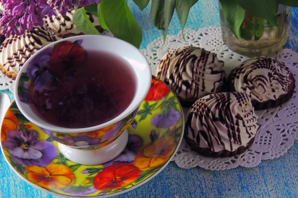 sıcak çay ve bisküvi beze