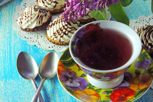 sıcak çay ve bisküvi beze