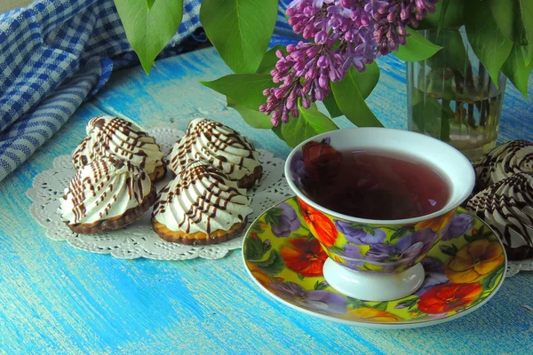 Heißer Tee und Baiser-Kekse — Stockfoto