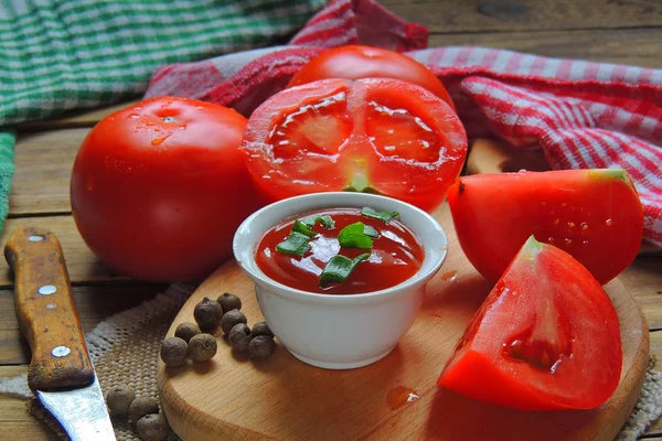 Tomaten und Tomatenmark — Stockfoto