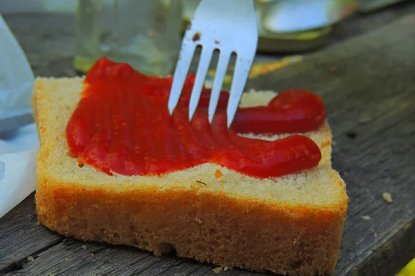 Chleb z ketchupem — Zdjęcie stockowe