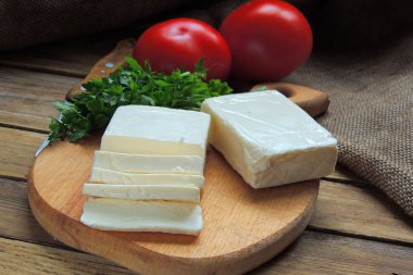 Süzme peynir, yeşillik ve domates