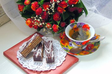 sıcak çay ve bisküvi beze