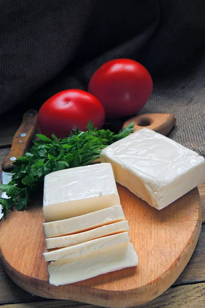 Süzme peynir, yeşillik ve domates — Stok fotoğraf