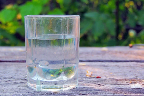 Un vaso de vodka sobre la mesa —  Fotos de Stock