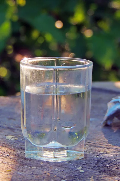 Um copo de vodka na mesa — Fotografia de Stock