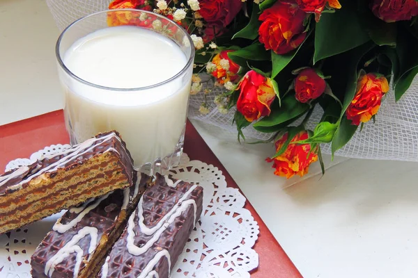 Kekse und Milch — Stockfoto