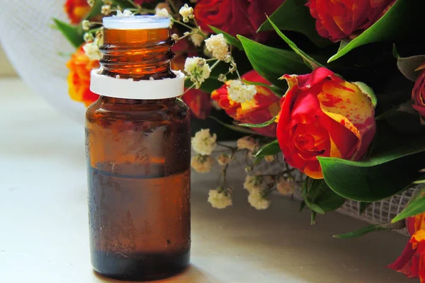 Ефірна олія і троянда — стокове фото