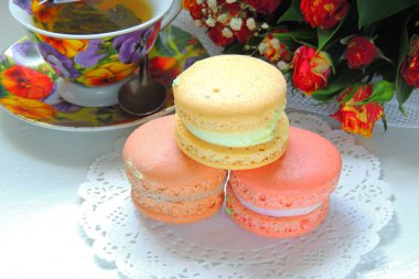 Macaroons ve gül çiçek