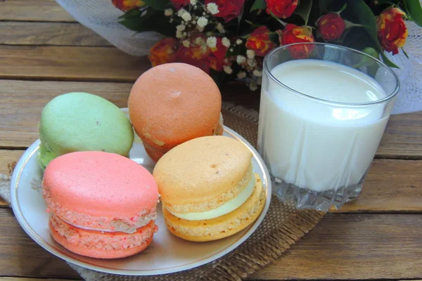 Macaroons and milk — Stock Photo, Image