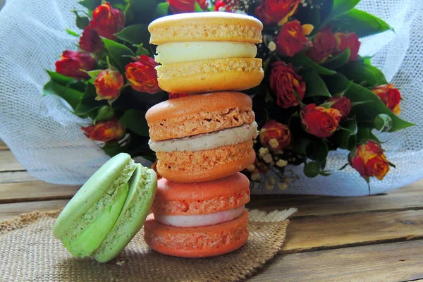 Macaroons and flowers roses — Stock Photo, Image