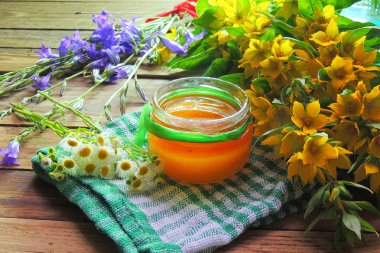 Bal ve çeşitli otlar