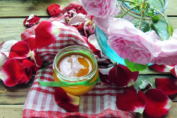 蜂蜜和各种草药 — 图库照片