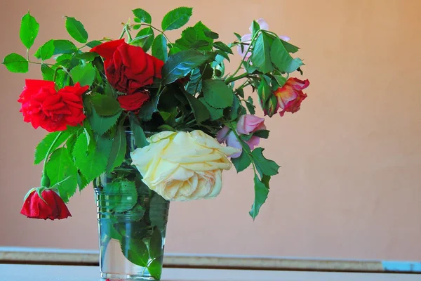 Un mazzo di rose su un tavolo — Foto Stock