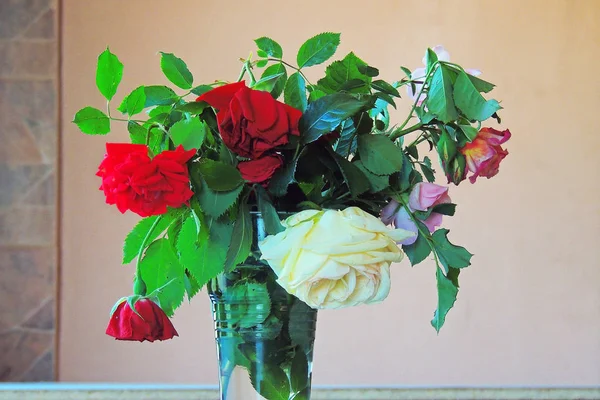 Um buquê de rosas em uma mesa — Fotografia de Stock