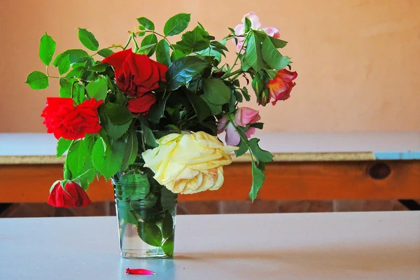 Un ramo de rosas sobre una mesa — Foto de Stock