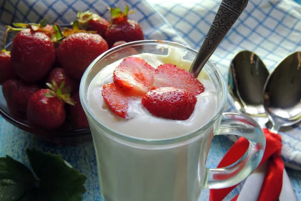 Mléčný koktejl s jahodami — Stock fotografie