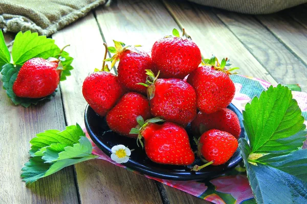 Frische Erdbeeren auf dem Tisch — Stockfoto