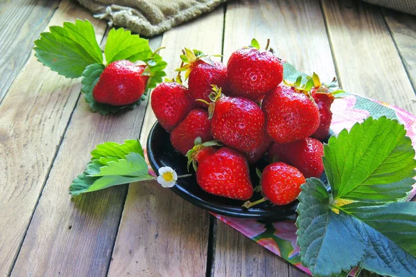Fresas frescas sobre la mesa —  Fotos de Stock