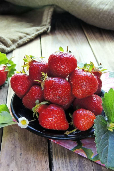 Fresh strawberries on the table — Stock Photo, Image