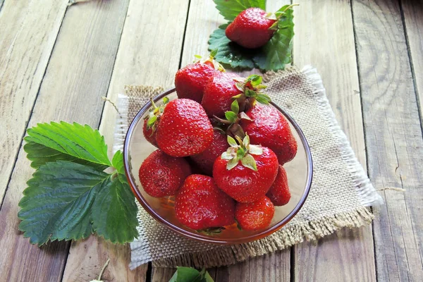 Frische Erdbeeren auf dem Tisch — Stockfoto