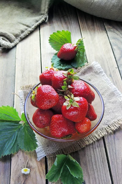 Fresh strawberries on the table — Stock Photo, Image