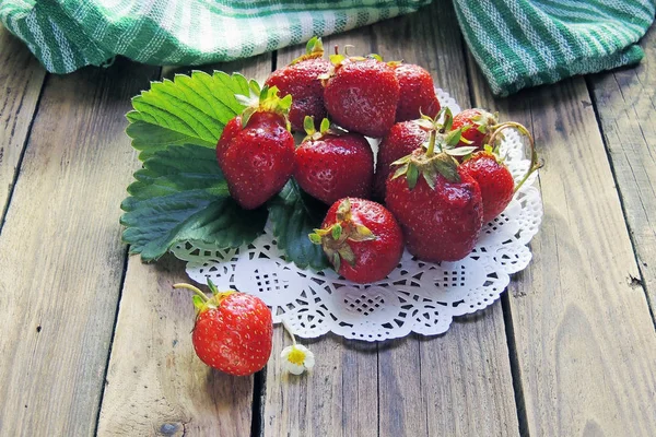 Căpșuni proaspete pe masă — Fotografie, imagine de stoc