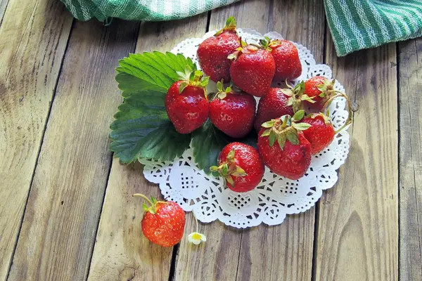 Frische Erdbeeren auf dem Tisch — Stockfoto