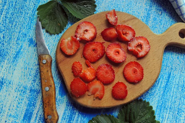 Fresh strawberries on the table — Stock Photo, Image