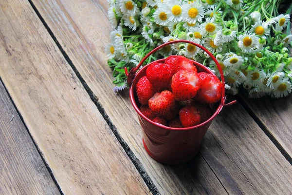 Căpșuni într-o găleată — Fotografie, imagine de stoc