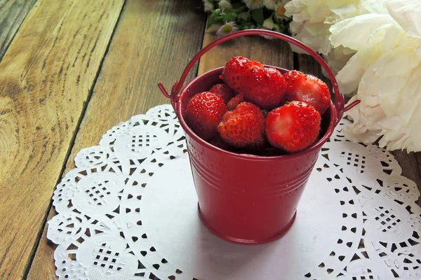 Erdbeeren im Eimer — Stockfoto
