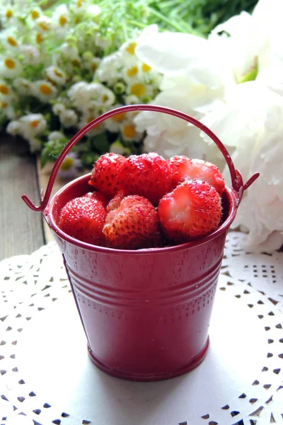 Erdbeeren im Eimer — Stockfoto